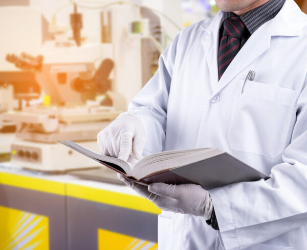 Tecnico di tintoria che controlla colore, tintura, finissaggio e qualità tessile